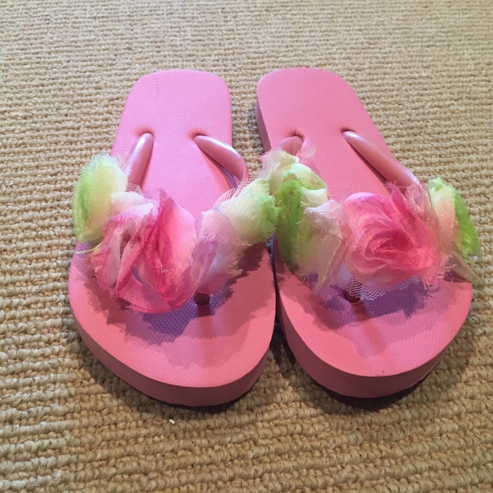BRAND NEW  :  Girl Flip Flops - size: Small